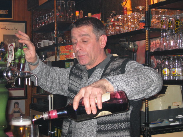 Philippe continue de servir, imperturbable !