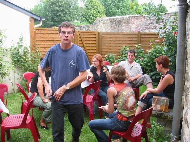 En attendant la fte, a discute dans le jardin... Eric rengaine son tlphone, regard de killer  l'appui !!