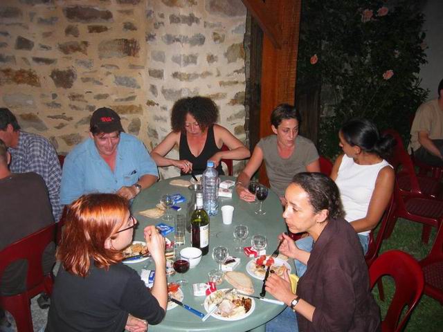 Le buffet est ouvert:  l'attaque ! Dider prfre attendre un peu...