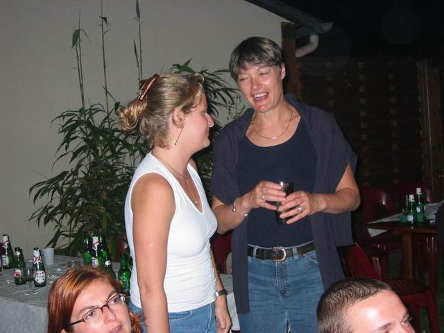 Ccile et Andra discutent