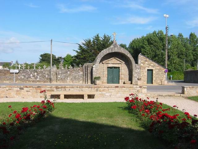 St Gildas: cimetire breton ... beau portique !
