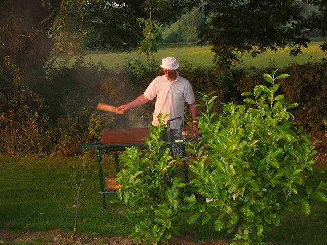 Pendant ce temps, Jean-Pierre s'active sur le barbecue... 