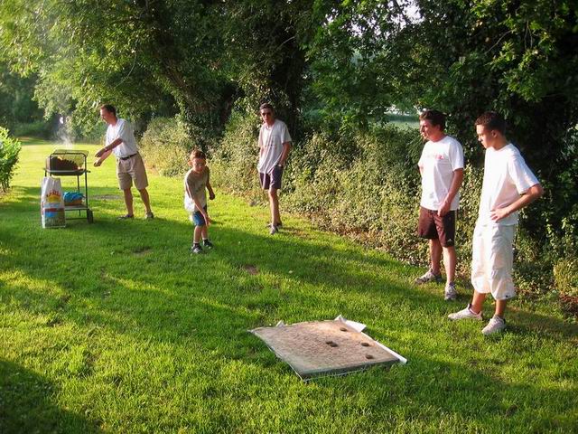 Marius n'a pas droit  l'apro, mais joue au palet !!