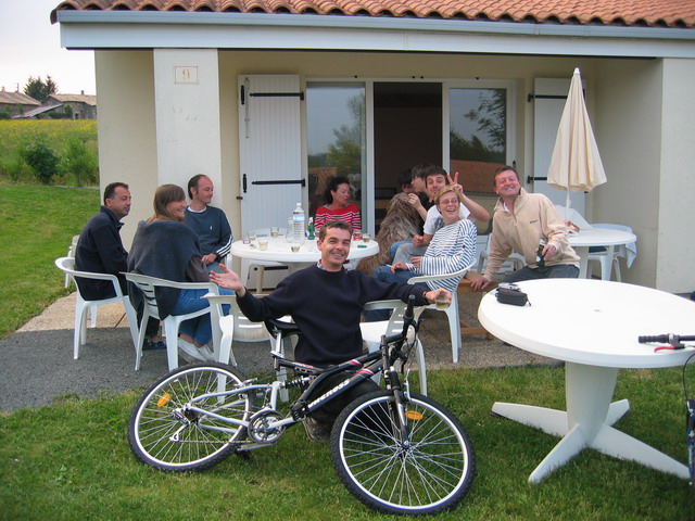 C'est Nol pour Eric: il a eu un beau VTT et il est content