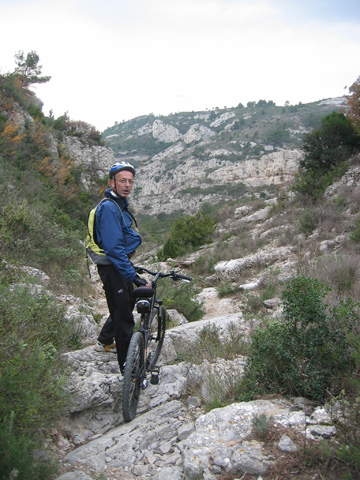 Le vtt se pratique  pied en certains endroits